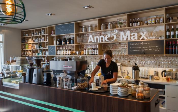 Medewerkers achter de balie bij Anne & Max